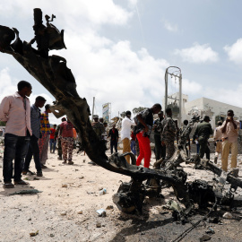 Los restos de un coche destruido tras una de las explosiones en la capital de Somalia. REUTERS/Feisal Omar