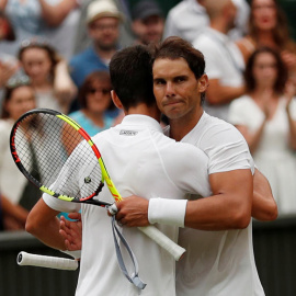 Nadal abraza a Djokovic a la conclusión del partido. (ANDREW BOYERS | EFE)