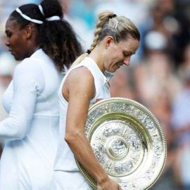 Kerber y Williams con sus respectivos trofeos. (EFE)