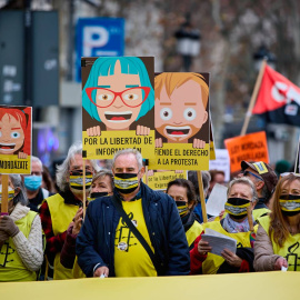 Varias personas con pancartas que rezan 'Por la libertad de información' participan en una manifestación contra la ley mordaza, a 13 de febrero de 2022, en Madrid (España).