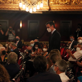 El president del govern espanyol, Pedro Sánchez, aplaudit a la seva entrada a la platea del Liceu, abans de la seva conferència. Dilluns 21 de juny de 2021