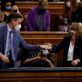 25/11/2021 El presidente del Gobierno, Pedro Sánchez, saluda a la ministra de Transición Ecológica, Teresa Ribera durante el pleno celebrado el pasado jueves en el Congreso.