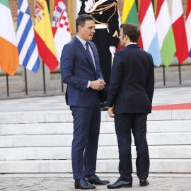 El presidente francés Emmanuel Macron (d) saluda al presidente español, Pedro Sánchez (i) a su llegada a la cumbre de los jefes de Estado y de Gobierno de la Unión Europea en Versalles.