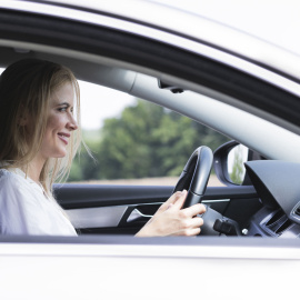 Una mujer conduce un coche.