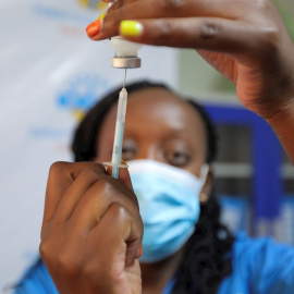 Personal médico keniano se prepara para administrar una dosis de la vacuna Moderna contra Covid-19 a un residente de Nairobi, como parte de una campaña de vacunación en el hospital Radiant en Nairobi, Kenia, 01 Diciembre de 2021.