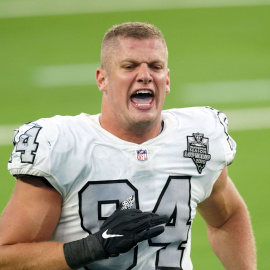 Carl Nassib celebrando el final del partido en Inglewood (California)