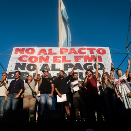 Los manifestantes participan en una protesta contra el acuerdo alcanzado entre el gobierno nacional y el Fondo Monetario Internacional (FMI).