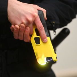 Un oficial de policía demuestra el uso de un dispositivo de electropulso a distancia TASER 7 después de una conferencia de prensa en Dortmund, Alemania occidental, el 15 de enero de 2021.