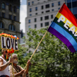 Dos manifestantes sostienen una bandera LGTBI en una imagen del 28 de junio de 2020