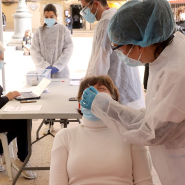 Una dona fent-se un test d'antígens a la carpa situada davant l'Ajuntament de Tarragona en el cribratge per al personal municipal que ha de participar en el procés electoral del 14-F.