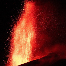 La nueva boca del volcán de Cumbre Vieja en la isla de La Palma ha iniciado este miércoles una nueva fase de explosividad.