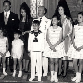 El dictador Francisco Franco posa con toda su familia durante la primera comunión de su nieto Francis Franco Martínez-Bordiú. En la primera fila: Merry, José Cristobal, Francis, Mariola y Carmen. | EFE