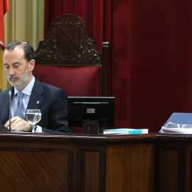 El presidente del Parlament, Gabriel Le Senne, rompe una foto de Aurora Picornell en el pleno en el que se debatía la derogación de la ley de memoria democrática