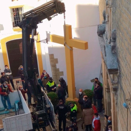 La cruz de Aguilar durante su retirada, en una imagen de archivo.