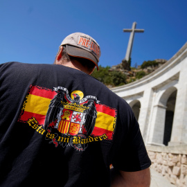 Un hombre con una camiseta con la bandera anticonstitucional en el Valle de los Caídos. REUTERS/Juan Medina