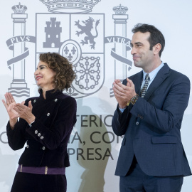 La vicepresidenta primera y ministra de Hacienda, María Jesús Montero, y el ministro de Economía, Carlos Cuerpo, durante el acto de traspaso de la cartera, tras la salida del Gobierno de Nadia Calviño, en Madrid. E.P./Alberto Ortega