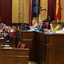 El presidente del Parlament balear, Gabriel Le Senne (3d), durante el pleno del parlamento balear celebrado este martes, cuando rompió la fotografía de Aurora Picornell.