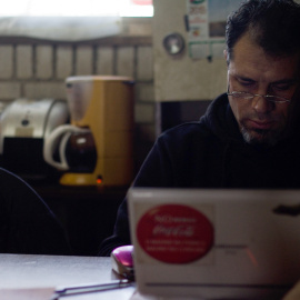 Juan Carlos Asenjo, portavoz del campamento de trabajadores de Coca-Cola en Fuenlabrada y miembro del comité de empresa, trabaja en el interior de la cabaña que motaron a las puertas de la antigua embotelladora. -JAIRO VARGAS