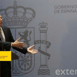 El ministro de Asuntos Exteriores Josep Borrell, y el exministro de Asuntos Exteriores Alfonso Dastis, en la ceremonia de traspaso de carteras en el Palacio de Santa Cruz en Madrid. (JAVIER LIZÓN | EFE)