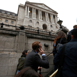 Varias personas salen a la calle por la boca del metro de Londres junto a la sede del Banco de Inglaterra, en la City. REUTERS/Peter Nicholls