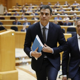 El portavoz del PSOE en el Senado, Ander Gil, y el presidente del Gobierno, Pedro Sánchez, en una foto de archivo. MARTA JARA / EUROPA PRESS