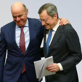 El vicepresidente del BCE, el español Luis de Guindos, abraza al presidente de la entidad, el italiano Mario Draghi, la la rueda de prensa tras la reunión del Consejo de Gobierno, la última antes de dar el relevo a la francesa Christine Lagarde el 1 de