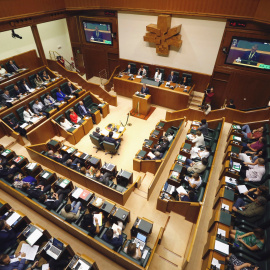 Vista general del Parlamento Vasco, en Vitoria, durante la intervención del lehendakari, Iñigo Urkullu, en el pleno de Política General. EFE/David Aguilar