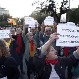 Centenars de persones han participat a l'acte "No toqueu el nostre jovent". EFE / JESÚS DIGES