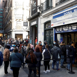 Vista de la cola para comprar lotería de Navidad en Doña Manolita en la calle del Carmen en Madrid el pasado domingo.