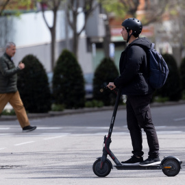 Imagen de archivo de un hombre montado en un patinete eléctrico, a 5 de abril de 2024, en Madrid