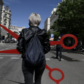 Una persona del sector de la estética acude con unas tijeras a una manifestación organizada desde el Paseo del Prado hasta el Congreso de los Diputados, a 17 de mayo de 2021, en Madrid.