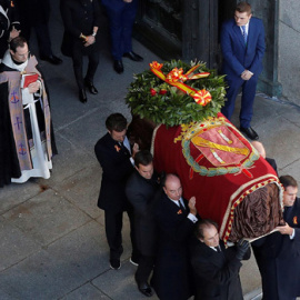 Momento en el que los familiares de Franco sacan los restos del dictador del Valle de los Caídos. - REUTERS