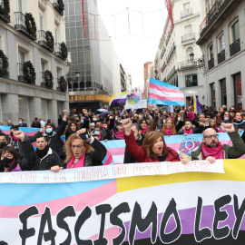 Varias personas sostienen una pancarta donde se lee "Contra el fascismo Ley Trans", en una manifestación contra las agresiones al colectivo LGTBI, a 20 de noviembre de 2021, en Madrid.