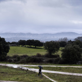 26/06/2024 Una persona camina por la Sierra de Madrid, a 19 de enero de 2024, en Madrid. Foto de archivo.