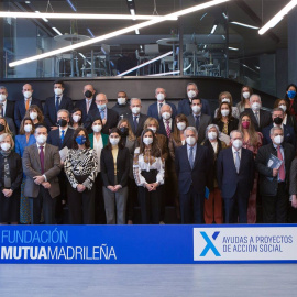 Foto de familia de las entidades que han recibido las ayudas de la Fundación Mutua Madrileña a proyectos de acción social con la reina Letizia, la ministra de Justicia, Pilar Llop, y el presidente del Grupo Mutua y su fundación, Ignacio Garralda.