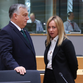 El primero ministro húngaro, Viktor Orban, y la primera ministra italiana, Giorgia Meloni, conversan en   la cumbre de lídere de la UE en Bruselas, de diciembre de 2022. E.P./Francois Lenoir/European Council/dpa