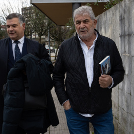 El exnarcotraficante gallego Laureano Oubiña (d) a su llegada a juzgados de Vilagarcía, a 21 de noviembre de 2023, en Vilagarcía, Pontevedra, Galicia (España). Imagen de archivo.