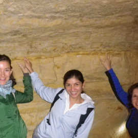 La científica Laia Alegret, con dos estudiantes en la cueva de Holanda cuyos microfósiles han aportado datos clave para su trabajo/ Universidad de Zaragoza