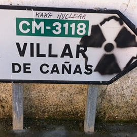 Una pintada contra el cementerio nuclear en un indicador de carrera de Villar de Cañas. EFE