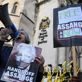 10/12/2021 Simpatizantes de Julian Assange protestan en Londres por la decisión de la Justicia británica de extraditar a EEUU a Assange