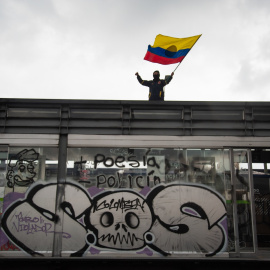 Un manifestante sostiene una bandera colombiana en Bogotá