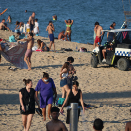 Un vehicle de la Guàrdia Urbana demana als banyistes que abandonin la platja de la Nova Icària, abans de tancar-la aquesta Nit de Sant Joan. 23 de juny de 2020.