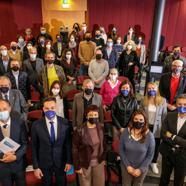 Foto de família després de la presentació de l'informe.