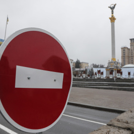 Un cartel de "no entrar" junto a una barricada en el centro de Kiev (Kiev), Ucrania, 03 de marzo de 2022.