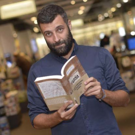 Nacho Carretero con su libro 'Fariña'.