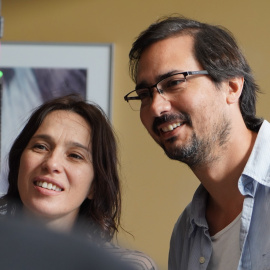 Ariadna Gil con el director del rodaje.