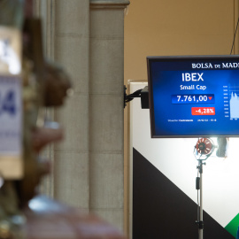 Valores del Ibex 35 en la Bolsa de Madrid el día que Rusia ha iniciado ataques a Ucrania, a 24 de febrero de 2022, en Madrid.