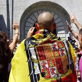 Decenas de personas realizan el saludo fascista en el Valle de los Caídos este domingo. (JUAN CARLOS HIDALGO | EFE)