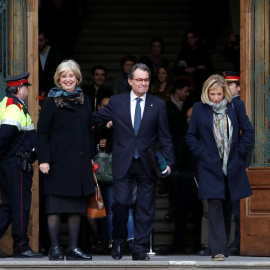 El expresidente de la Generalitat Artur Mas, y las exconselleras Joana Ortega e Irene Rigau, a su salida del TSCJ por el juicio del 9N. EFE/Archivo