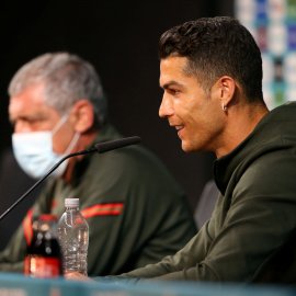 Cristiano Ronaldo and Fernando Santos durante una rueda de prensa en la Eurocopa.